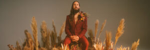 Avi Kaplan in einem Feld voller Blumen
