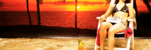 Person im Bikini und Sonnenbrille entspannt auf einem Liegestuhl im Sand, hinter ihr ein Sonnenuntergang mit Palmen und Meer.