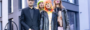 Punk Familie vor Villa