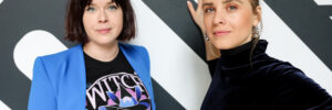 Mareike Fallwickl und Eva Reisinger vor einem großen Poster