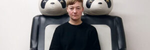 Frauke Boggasch in einem großen Panda Sessel